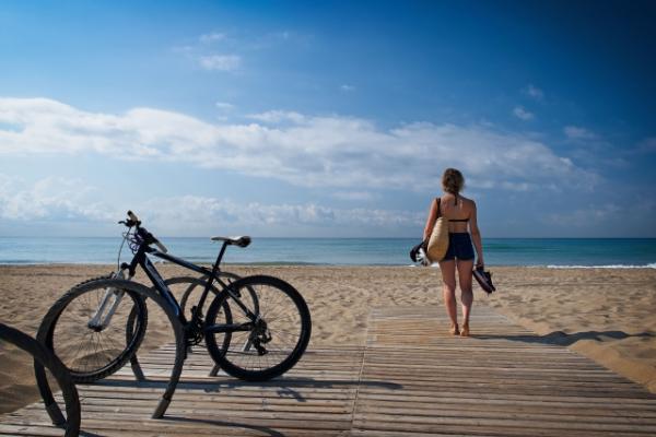 Aparcament de bici a la platja de Cal Francès (Viladecans)